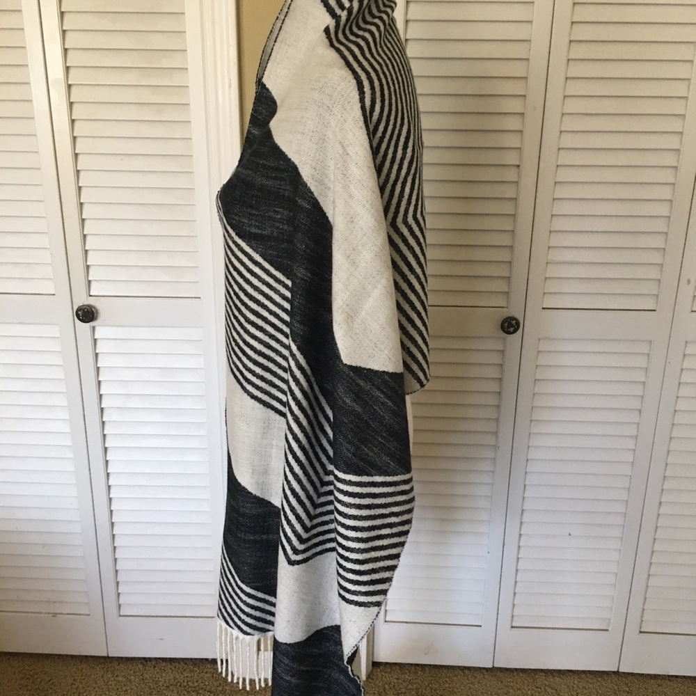 Gap Cozy Chevron Snow Cap Large Scarf or Blanket Wrap Soft Black and White - Picture 3 of 8
